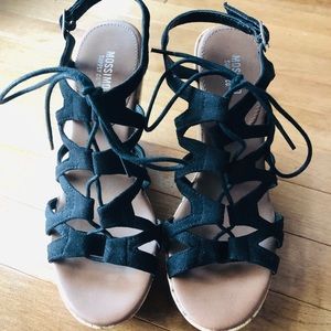 Black crisscrossed wedges